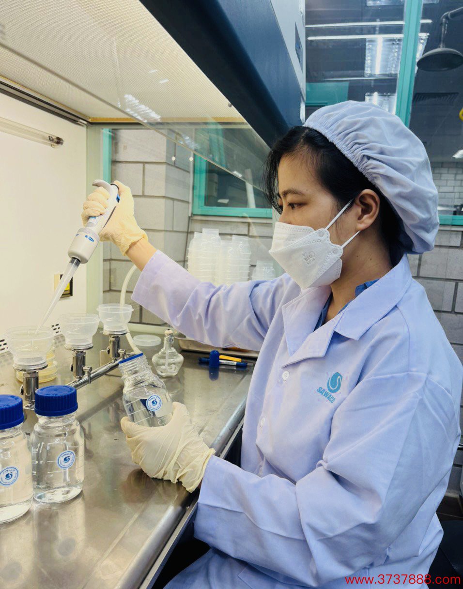 Kiểm nghiệm viên Tổng Công ty Cấp nước Sài Gòn đang phân tích vi sinh đảm bảo an toàn chất lượng nước sạch_